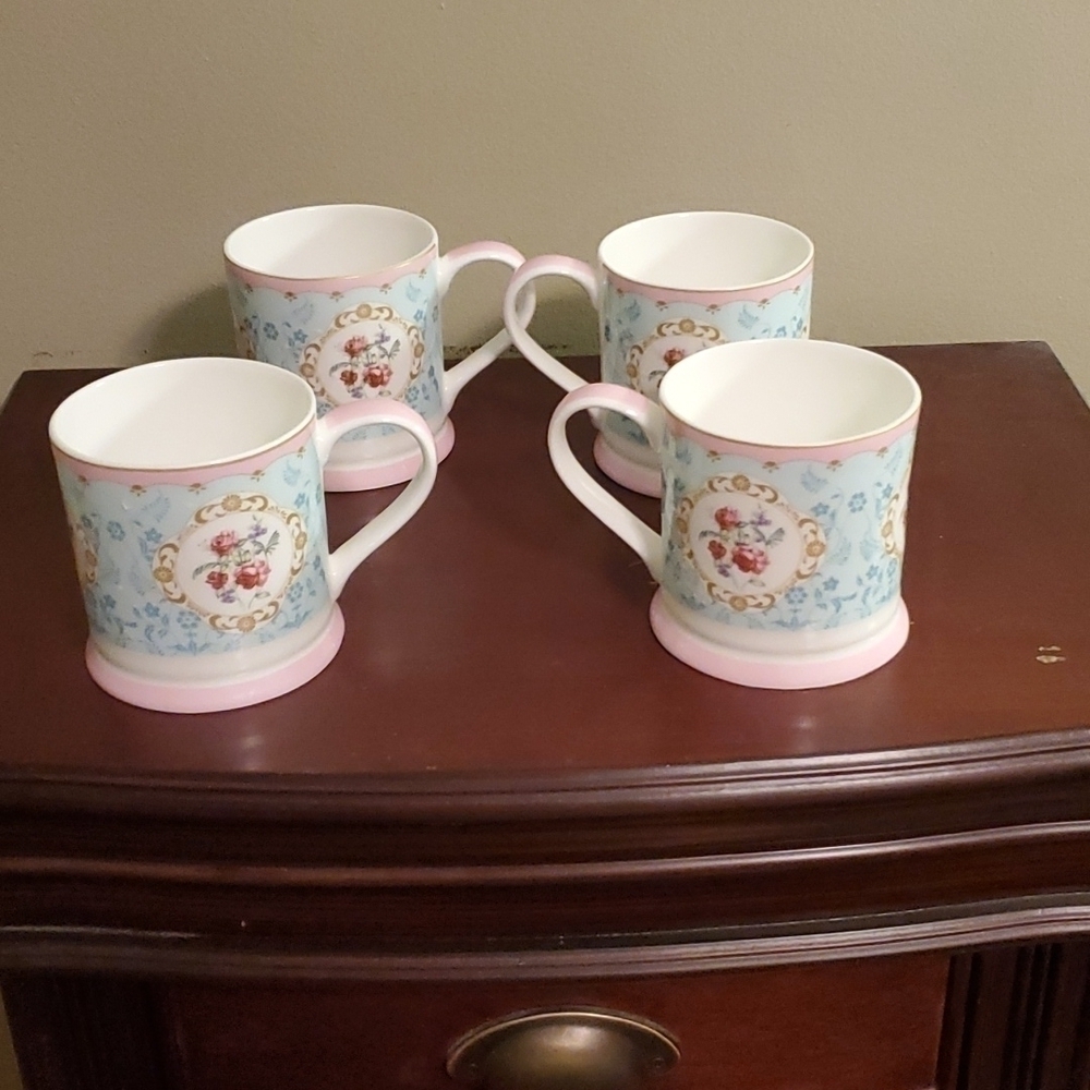 𝅺QUEEN'S Fine Bone China Cups Bed of Roses Set of 4 NWOT